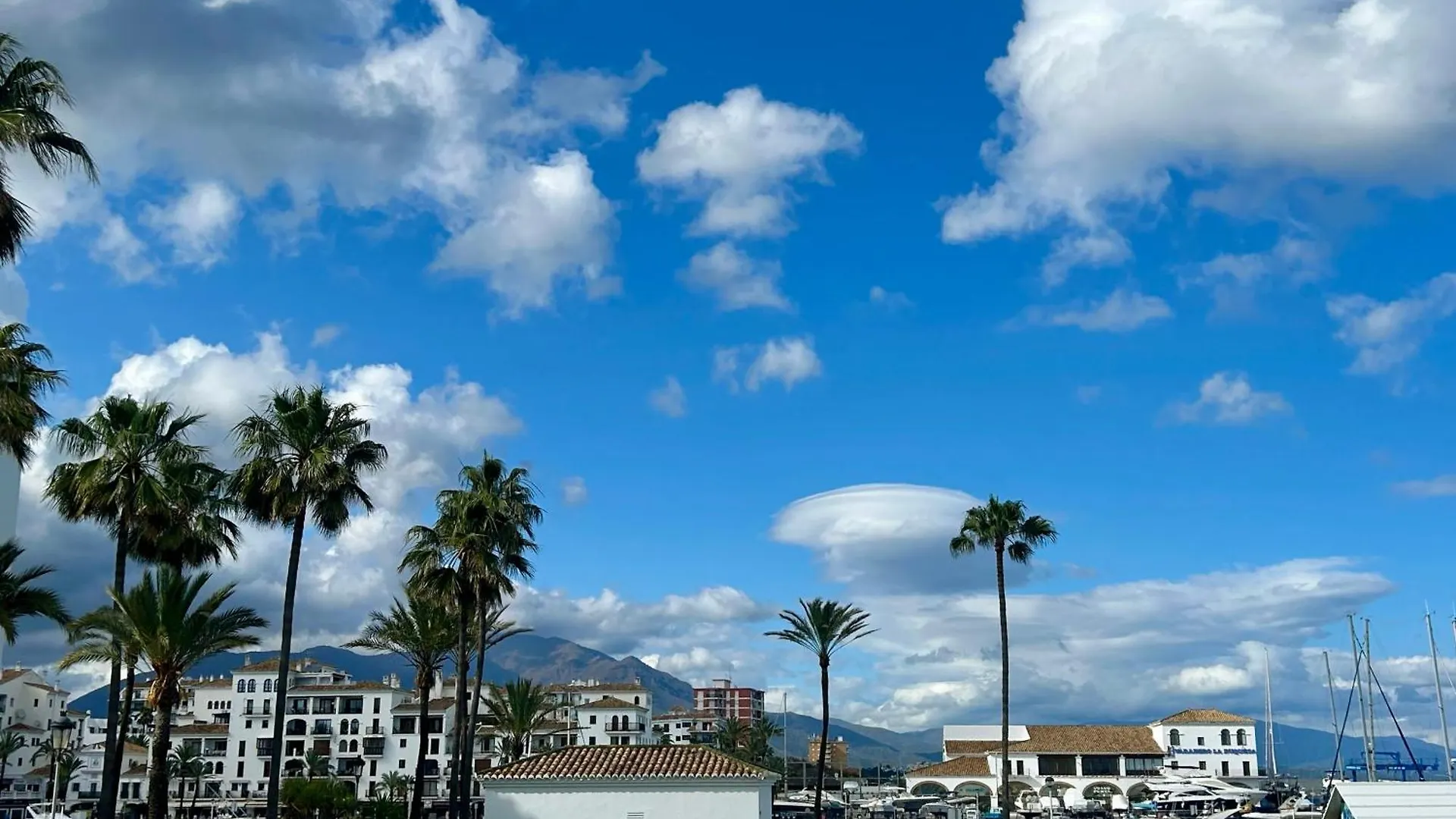 La Duquesa Port & Beach Retreat 212 Манилва